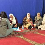 Alcune donne conversano durante l’Open day moschea Al-Huda