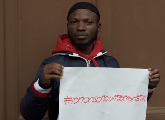 Giovane migrante manifesta contro il terrorismo