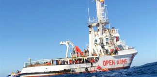 La nave Open Arms nel corso di un salvataggio