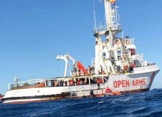 La nave Open Arms nel corso di un salvataggio