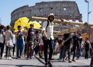 Camminata per la cittadinanza: le parole di Caracalla sfilano per le strade di Roma