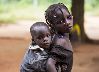 Una bambina africana e il suo fratellino(foto De Giovanni)