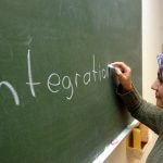 Una donna immigrata in un corso di lingua. Foto: dpa