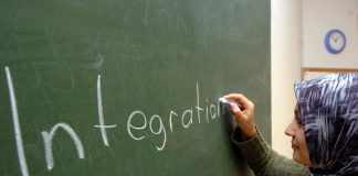 Una donna immigrata in un corso di lingua. Foto: dpa