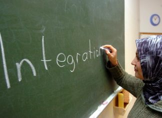 Inserire l’immigrazione in una politica di sviluppo del Paese. Intervista a Stefano Allievi Una donna immigrata in un corso di lingua. Foto: dpa
