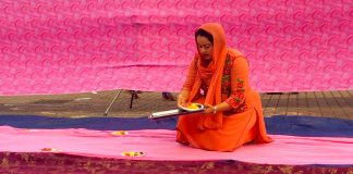 Una donna prepara l'allestimento della piazza in occasione dell'Iftar pubblico