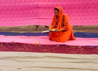Una donna prepara l'allestimento della piazza in occasione dell'Iftar pubblico