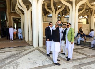 Un gruppo di amici si ritrova alla Grande Mosceha per festeggiare l'Eid al Fitr