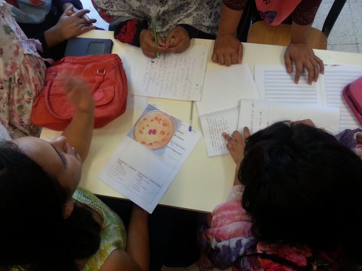 Una squadra di donne e bambine scrivono la loro ricetta