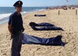 Cadveri di migranti sulla spiaggia(foto LiveSiciliaCatania)
