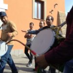 Il Dhol, uno strumento tipico a percussioni, anima la festa