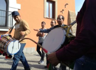 Il Dhol, uno strumento tipico a percussioni, anima la festa