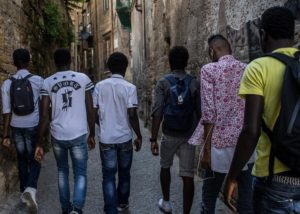 giovani migranti passeggiano