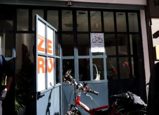 Corso base di ciclomeccanica: giovani che ridanno vita a vecchi rottami