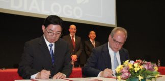 Bri, la nuova via della seta: firma dell'accordo fra Giuseppe Cerbone AD del Sole 24 Ore e Zheng Qingdong Vice Direttore Generale di Economic Daily Group