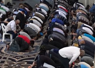 Fedeli che pregano nella Grande Moschea di Roma