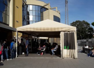 In attesa davanti all'Ufficio Immigrazione