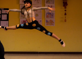 giovane si esibisce in esercizi ginnici