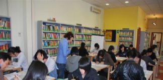 Stranieri a scuola di italiano in una delle sedi di Scuolemigranti