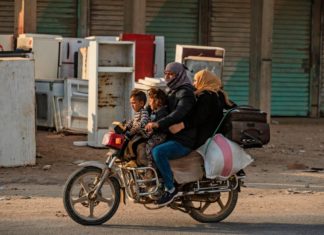 Siria: famiglia curda in fuga(foto fanpage)