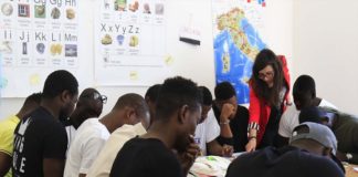 L'accoglienza - Migranti di un centro seguono una lezione di italiano. Fonte crimilano.it