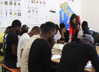 L’accoglienza tra attesa di cambiamenti ed esclusione L'accoglienza - Migranti di un centro seguono una lezione di italiano. Fonte crimilano.it