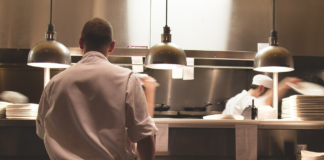 Cucina di un ristorante in piena attività