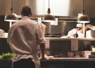 Cucina di un ristorante in piena attività