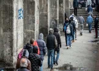 crisi coronavirus: file alla mensa dei poveri