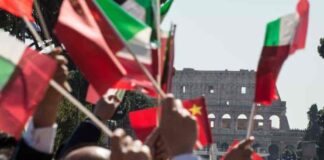 cinesi con bandiere a Roma