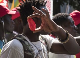 Regolarizzazioni: come valutano il decreto i sindacati? Regolarizzazioni - manifestazione di lavoratori migranti. Fonte ilmanifesto