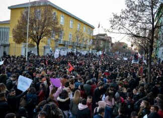 Giovani albanesi oggi: manifestazione di studenti a Tirana. Fonte albanianews.it