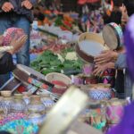 Ashura, i tipici tamburi in un souk del Marocco