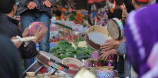 Ashura, i tipici tamburi in un souk del Marocco
