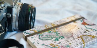 macchina fotografica e taccuino