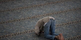 Ramadan 2021 uomo in preghiera