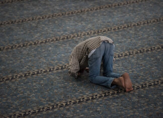 Ramadan 2021 uomo in preghiera