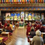 Partecipanti a un corso di studi in uno dei Centri buddhisti in Italia. Foto dal sito Ist. Lama Tsong Khapa