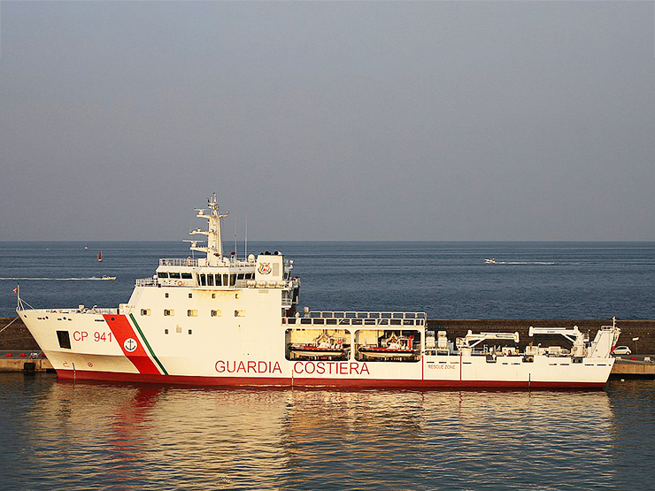 dati sugli sbarchi di migranti. Immagine della nave Diciotti della Guardia Costiera italiana