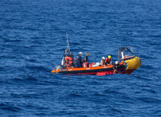 29 maggio. Un migrante sulla Ocean Viking salta fuoribordo per stanchezza e disperazione. Nell'immagine il recupero da parte del team della Ocean Viking