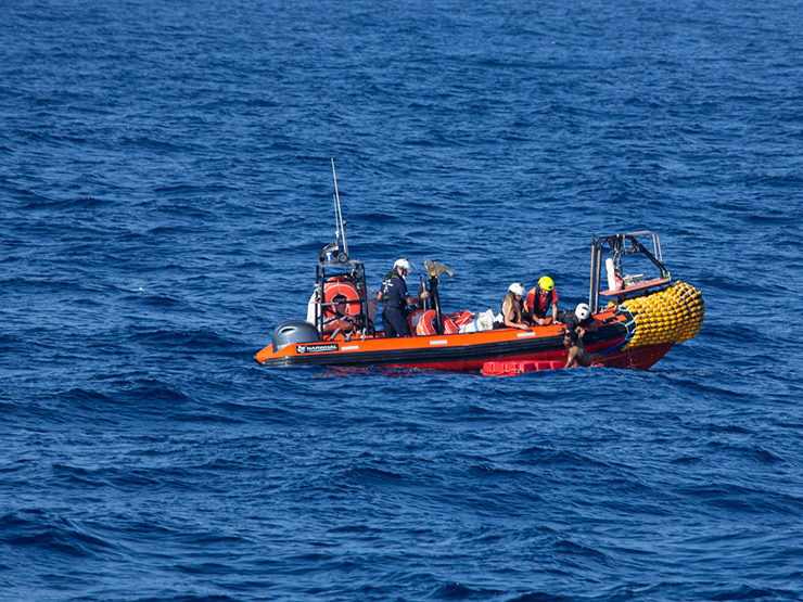 Sbarchi di migranti: il 29 maggio 2022 un migrante sulla Ocean Viking salta fuoribordo per stanchezza e disperazione. Nell'immagine il recupero da parte del team della Ocean Viking