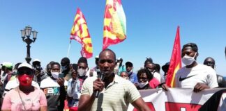 Soumahoro guida una protesta per i diritti dei migranti. FonteBariVivaative