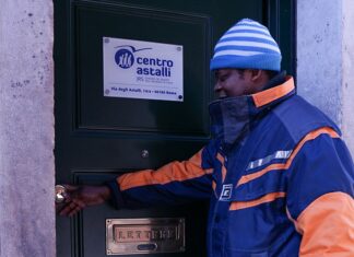 Contro MURO, il diritto all’abitare dei rifugiati. Parla Keti Lelo rifugiato davanti al centro Astalli