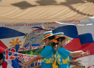 Festa nazionale delle Filippine: tra musica, servizi, colori e spettacoli due ragazze che ballano