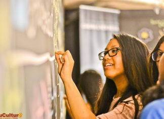 I corsi estivi gratuiti di italiano della rete Scuolemigranti giovane alla lavagna