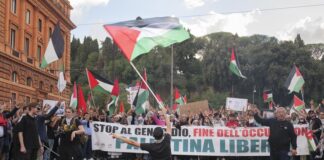 Manifestazione per la pace, uno striscione