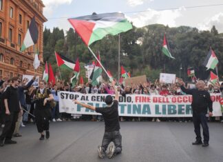 Manifestazione per la pace, uno striscione