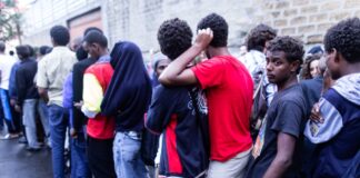 Ragazzi stranieri in fila