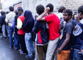 Ragazzi stranieri in fila