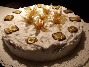 Torta addobbata con chocotejas